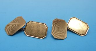 A pair of 9ct gold engine-turned cuff links (4g)
