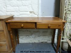 A pine dressing table fitted two drawers (H72 x W104 x D41cm)