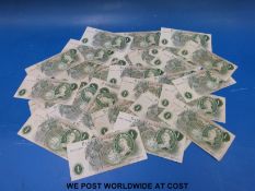 Thirty one circulated pre-decimal Bank of England one pound notes Hollom,