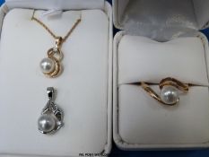 A yellow metal and pearl ring,