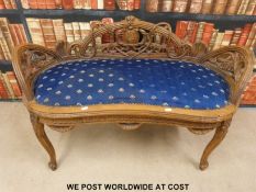 A continental carved and pierced kidney shaped window seat (H68, W104,