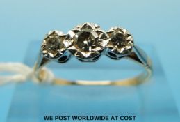 An 18ct gold ring set with three diamonds in a platinum setting (size M/N)