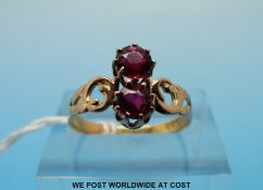 A 9ct gold ring set with two garnets (size L)