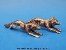 A pair of white metal fox knife rests (length 9cm,