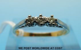 An 18ct gold ring set with three diamonds in a platinum setting (size N)