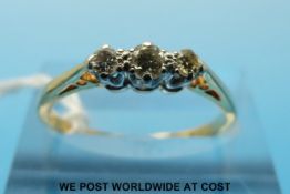 An 18ct gold ring set with three diamonds (size O)