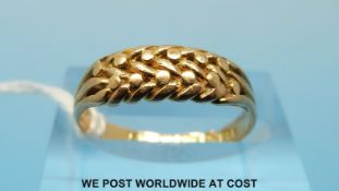 An 18ct gold ring in a weave design (size L, 2.