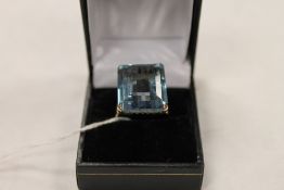 An 18ct gold topaz ring. CONDITION REPORT: Good condition.