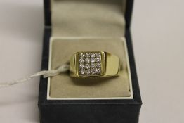 An 18ct gold ring set with eleven diamon