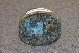 A Troika round vase, height 12 cm. CONDITION REPORT: Signed Troika Cornwall  England to the base. No