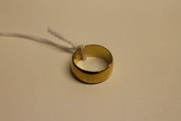A 22ct gold wedding band, 9g.