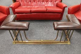 A brass adjustable club fender upholstered in brown leather, 58cm (closed).