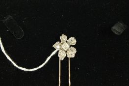 A gold and diamond hair clip, approximatley 3ct, 5g, length 9.3 cm. CONDITION REPORT: Good