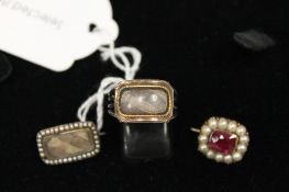 Two Georgian brooches and a ring of the same era. (3) CONDITION REPORT: Good condition. 10g gross.