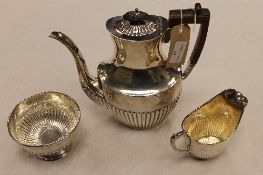 A three piece silver tea service, Sheffield 1899 / 1900, 31 oz. (3) CONDITION REPORT: Good