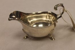 A silver sauce boat, Sheffield 1920, 5 oz. CONDITION REPORT: Good condition. With some light