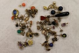 A large quantity of earrings (yellow metal and gold). CONDITION REPORT: Various metal fineness, some