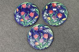 Three Maling plaques - decorated with tulips, diameter 28.5 cm  CONDITION REPORT: Good condition,
