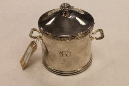 A silver lidded caddy, Adie Brothers, Birmingham 1947, 18.6 oz. CONDITION REPORT: Good condition,