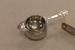 A silver strainer with bowl, Birmingham 1939. CONDITION REPORT: Good condition.