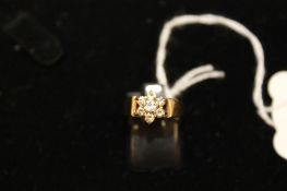 An 18ct gold diamond cluster ring. CONDITION REPORT: Good condition.