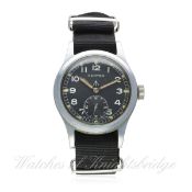A GENTLEMAN'S NICKEL PLATED BRITISH MILITARY W.W.W. VERTEX WRIST WATCH CIRCA 1940s 
D: Black dial