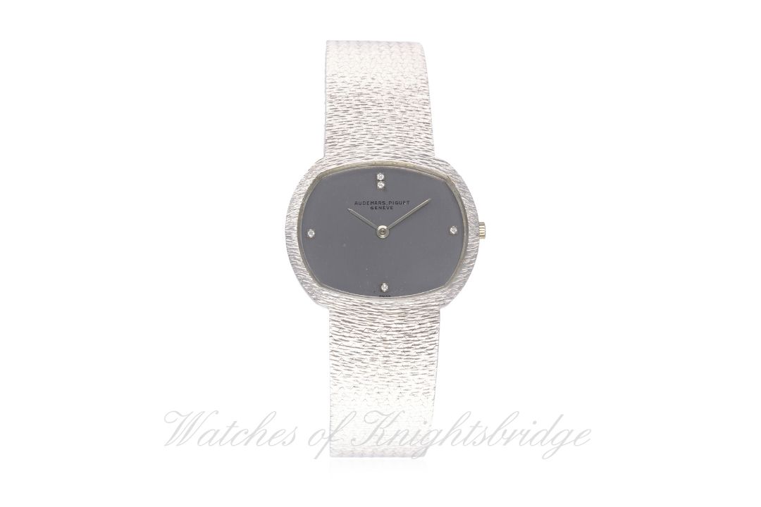 A GENTLEMAN'S 18K SOLID WHITE GOLD AUDEMARS PIGUET BRACELET WATCH CIRCA 1970s D: Grey dial with