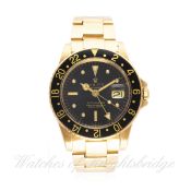 A RARE GENTLEMAN'S 18K SOLID GOLD ROLEX OYSTER PERPETUAL GMT MASTER BRACELET WATCH CIRCA 1978,