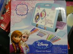 1 x Disney Frozen Travel Art Easel. Contains 1 x Travel art easel, 8 x Crayons, 8 x Chalks, 5 x