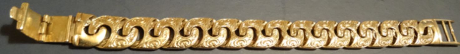 9 Carat Yellow Gold 9.5 Inch, Chunky Chased Link Bracelet with Spade Clasp. Weighing 88.54G. Comes