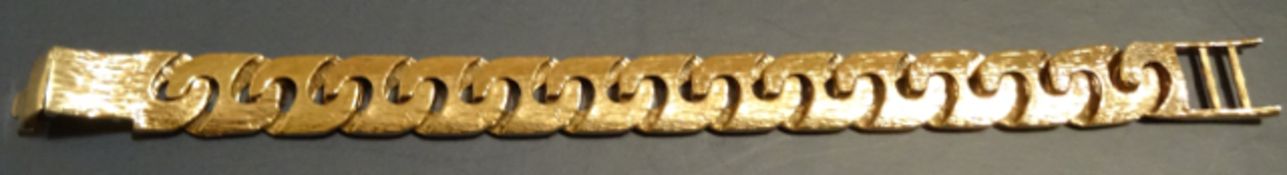 Fantasic 9 Carat Yellow Gold 9.5 Inch, Chunky Chased Link Bracelet with Spade Clasp. Weighing 88.