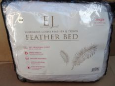 1 x Elizabeth Jayne Luxurious Goose Feather & Down Feather Bed Mattress topper. Size: Single.