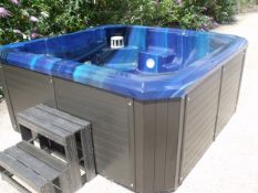 Brand New 2015 Executive Range Hot Tub.