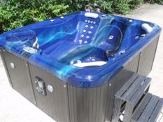 Brand new 2015 Top of the Range Hot Tub.