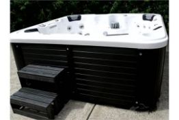 Brand new 2015 Top of the Range Hot Tub.
