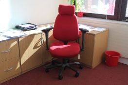 Executive Office Chair w Arm Rest somes sign of use