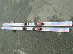 set of skis