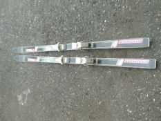 set of skis