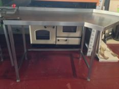 Used but in good condition 

Heavy duty stainless steel Angled Kitchen commercial catering table