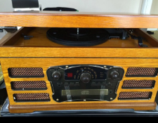 Wooden Retro Turntable with SD Card-  RRP  £159.99_ 3 Speed Turntable (33/45 and 78), AM/FM Radio CD