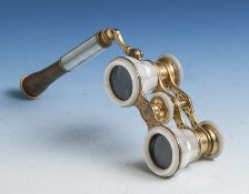 Reserve: 50 EUR        Luxus-Opernglas, 19. Jahrh., Metall vergoldet u. Perlmuttbesatz, Herst.