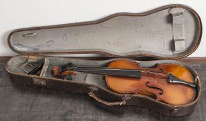 Reserve: 50 EUR        Alte Geige im Kasten m. Kinnstück (ohne Bogen).