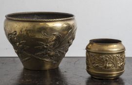 Reserve: 30 EUR        Jugendstil-Blumenübertopf, Messingblech, getrieben, die Wandung mit Dekor von