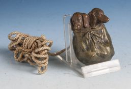 Reserve: 70 EUR        Tischklingel, elektr., um 1900, Bronzeguss, 2 Dackelwelpen in einem Sack.
