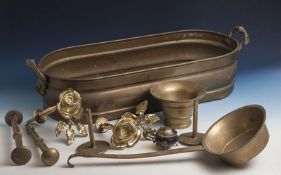 Posten Messing, 8-teilig, bestehend aus Kasserolle, Mörser, zwei Stößel, 2 Wandhaken (Rosen),