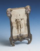 Kleiner Jugendstil-Standrahmen, floral durchbrochen gearbeitet, bronzierter Metallguss. H. ca. 14