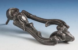 Reserve: 50 EUR        Türklopfer, England, 19. Jahrhundert, Gusseisen, in Widderkopfform. Rs. sign.