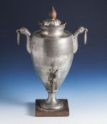 Dröppelminna, 2. Hälfte 18. Jahrh., Zinn, nach unten stark eingezogene Birnform, auf quadrat.