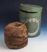 Reserve: 30 EUR        Nerz-Muff in originaler Pelzdose 