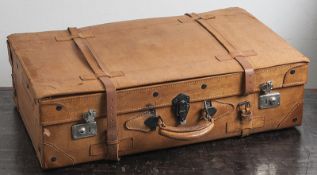 Vintage-Koffer, Mitte 20. Jahrhundert, hellbrauner, geprägter Lederbezug, Metallmontierung. Ca. 45 x